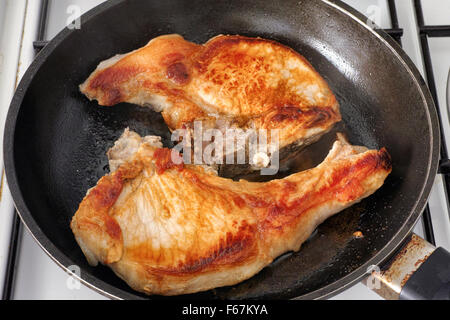 https://l450v.alamy.com/450v/f67kya/fried-meat-in-a-frying-pan-close-up-f67kya.jpg