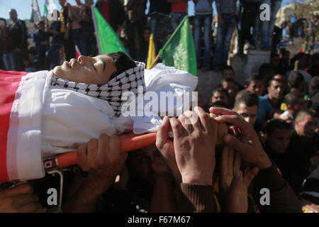 Hebron, Hebron. 13th Nov, 2015. Mourners carry the body of 18-year-old Palestinian Mahmoud Shalaldeh, during his funeral in the West Bank village of Sa'ir, near Hebron, on Nov. 13, 2015. Shalaldeh died from his injures after he was shot by Israeli troops on Thursday. Credit:  Mamoun Wazwaz/Xinhua/Alamy Live News Stock Photo