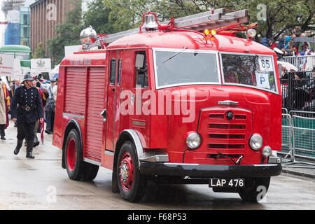 London, UK. 14 November 2015. A vintage fire engine from the Modern Livery Companies. The Lord Mayor's Show in the City of London celebrates its 800th anniversary with a 7,000 strong pageant including 173 horses, 140 vehicles, marching bands, steam rollers and vintage vehicles. Credit:  bas/Alamy Live News Stock Photo