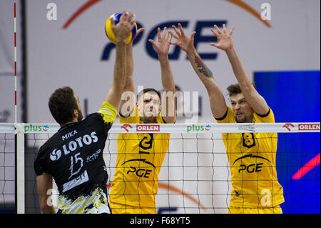 Belchatow, Poland. 14th November 2015. Mariusz Wlazly (C) and Andrzej Wrona (R) of PGE Skra Belchatow, block during a game against Lotos Trefl Gdansk in the Plus Liga Polish Professional Volleyball League. Team PGE Skra went on to win 3-0. Credit:  Marcin Rozpedowski/Alamy Live News Stock Photo