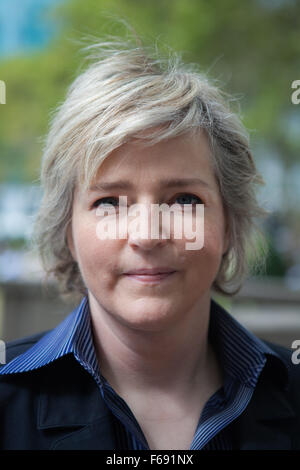 New York, USA. 30th Sep, 2015. US novelist Karin Slaughter poses at Bryant Park in New York, USA, 30 September 2015. Photo: Fritz Schumann/dpa - NO WIRE SERVICE -/dpa/Alamy Live News Stock Photo