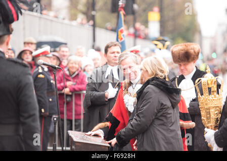 London, UK. 14th November, 2015. Lord Mountevans, the Rt Hon Lord Mayor of London prepares to receive a blessing as St Paul's London Credit:  Ian Davidson/Alamy Live News Stock Photo