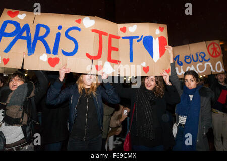 London, Uk. 14th November 2015. A group of students hold a 'Paris Je T'Aime' sign as thousands gather in Trafalgar Square to pay their respect to victims in France and show their solidarity in the wake of the Paris attacks Stock Photo