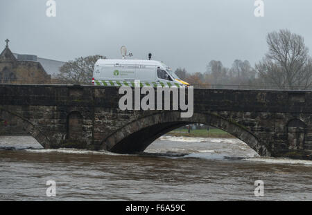 An Incident Command Unit of the Environmental Agency monitoring raising water levels on the River Kent in Kendal Stock Photo