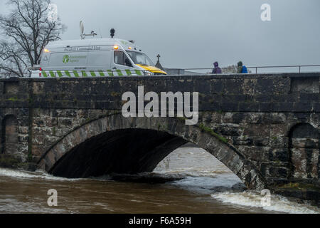 An Incident Command Unit of the Environmental Agency monitoring raising water levels on the River Kent in Kendal Stock Photo