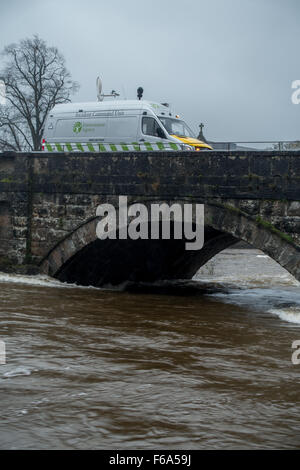 An Incident Command Unit of the Environmental Agency monitoring raising water levels on the River Kent in Kendal Stock Photo