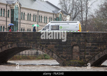 An Incident Command Unit of the Environmental Agency monitoring raising water levels on the River Kent in Kendal Stock Photo