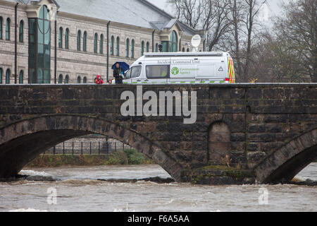 An Incident Command Unit of the Environmental Agency monitoring raising water levels on the River Kent in Kendal Stock Photo