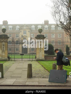 Arriving at Cambridge University - Student with bags luggage and portfolio case at entrance to St Catherine's College, Cambridge Stock Photo