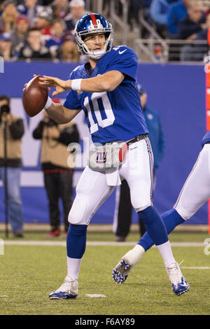 East Rutherford, New Jersey, USA. 15th Nov, 2015. New York Giants quarterback Eli Manning (10) throws the ball during the NFL game between the New England Patriots and the New York Giants at MetLife Stadium in East Rutherford, New Jersey. Christopher Szagola/CSM/Alamy Live News Stock Photo