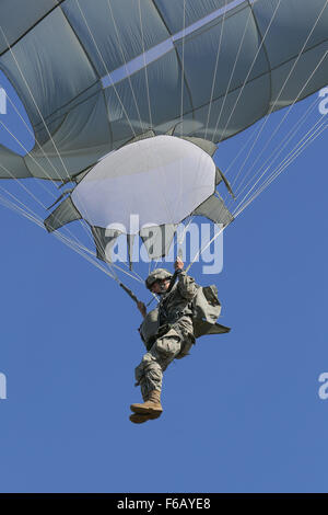 Pvt. Richard Kellogg, a native of Atlanta, assigned to 1st Battalion (Airborne), 501st Infantry Regiment, 4th Infantry Brigade Combat Team (Airborne), 25th Infantry Division, U.S. Army Alaska, descends during a practice jump over Malemute drop zone, Joint Base Elmendorf-Richardson, Alaska, Aug. 24, 2015. Japan Ground Self-Defense Force and U.S. Army paratroopers conducted the practice jump utilizing Royal Australian and U.S. Air Force aircraft as part of Pacific Airlift Rally 2015, a biennial, multilateral tactical military symposium designed to enhance military airlift interoperability and co Stock Photo