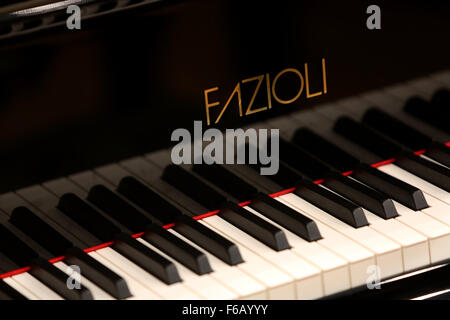 Fotografia stock ad alta risoluzione del pianoforte FazioliFotografia stock ad alta risoluzione del pianoforte Fazioli  