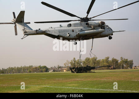 A U.S. Marine Corps CH-53E Super Stallion helicopter with Marine Heavy Helicopter Squadron 463, Marine Rotational Force – Darwin, releases the straps after an external lift of an M777A2 lightweight 155 mm howitzer  Aug. 5, at Robertson Barracks, Palmerston, Northern Territory. The Marine pilots and aircrew, along with soldiers with 8th/ 12th Regiment, Royal Australian Artillery, 1st Brigade, Australian Army, Australian Defence Force, planned and conducted the external lift of the howitzer and familiarized both units with each other’s training procedures to enhance interoperability. The MRF-D s Stock Photo