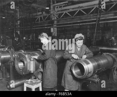 Fitting breech blocks at the Elswick Works Stock Photo