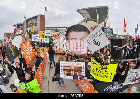 Waco, Texas, USA. 14th Nov, 2015. Fans hold up signs during ESPN's College Gameday at McLane Stadium in Waco, Texas. Austin McAfee/CSM/Alamy Live News Stock Photo