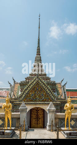 Golden guardian figures in front of entrance, Wat Phra Kaew, Temple of the Emerald Buddha, Royal Palace, Bangkok Stock Photo