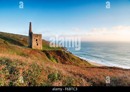 The Wheal Prosper engine house perched on cliffs at Rinsey Head near Porthleven in Cornwall Stock Photo