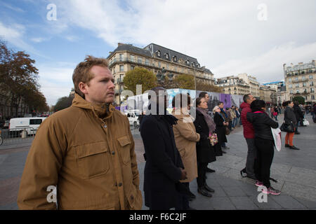 Paris, France. 16th Nov, 2015. People mourn during a one-minute silence for the victims of the terror attacks in?Paris, France, on Nov. 16, 2015. Credit:  Xu Jinquan/Xinhua/Alamy Live News Stock Photo