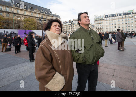 Paris, France. 16th Nov, 2015. People mourn during a one-minute silence for the victims of the terror attacks in?Paris, France, on Nov. 16, 2015. Credit:  Xu Jinquan/Xinhua/Alamy Live News Stock Photo