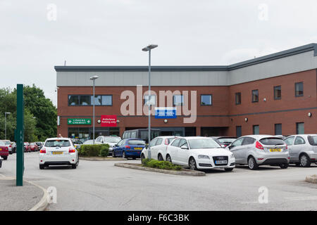 Waters Meeting Health Centre, Astley Bridge, Bolton. A National Health Service (NHS) GP surgery and community health facility. Stock Photo