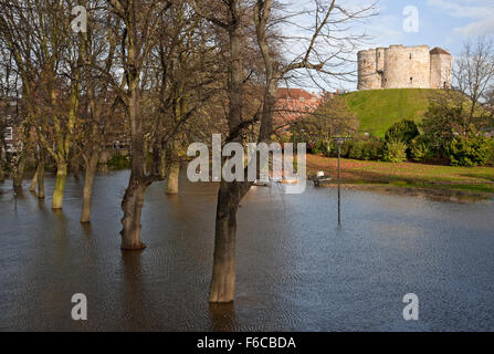 York, UK. 16th November, 2015. Heavy rain causes the River Ouse to flood gardens in the city centre. Levels are expected to peak in the early hours of Tuesday morning. Credit:  PURPLE MARBLES/Alamy Live News Stock Photo