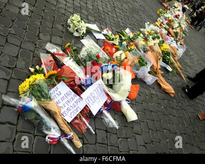 Rome, Italy - November 14, 2015:  Flowers left in front of the french embassy in Rome in memory of the victims of terrorist attacks in Paris Credit:  Valerio Rosati/Alamy Live News Stock Photo