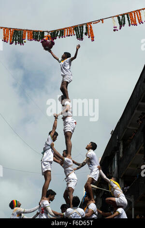 Human pyramid trying to break dahi handi, dadar, mumbai, maharashtra, india, asia Stock Photo