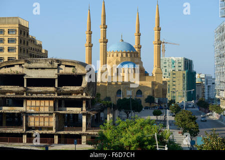 LEBANON, Beirut, Mohammed-al-Amin-Mosque,  a sunni mosque build 2008 at place of martyrs, which was during civil war the so called green line of demarcation, the battle field between muslim and christian milicia, in front during war destroyed cinema / LIBANON, Beirut, Mohammed-al-Amin-Moschee, eine sunnitische Moschee und Freitagsmoschee der libanesischen Hauptstadt, wurde 2008 am Platz der Maertyrer in der Innenstadt Beiruts eingeweiht, hier verlief die Demarkationslinie green line  im Buergerkrieg, die Kampfzone zwischen Milizen von Muslimen und Christen, im Krieg zerstoertes Kino im Vorderg Stock Photo