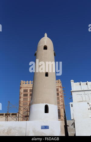 Minaret of the Siyadi Mosque with the Siyadi House (Beit Siyadi)  behind, on the Pearl Trail, in Muharraq, Kingdom of Bahrain Stock Photo