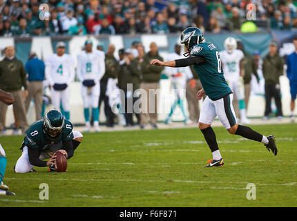 Los Angeles, CA, USA. 10th Dec, 2017. Philadelphia Eagles kicker Jake  Elliott (4) kicking a field goal with holder Donnie Jones (8) during the NFL  Philadelphia Eagles vs Los Angeles Rams at