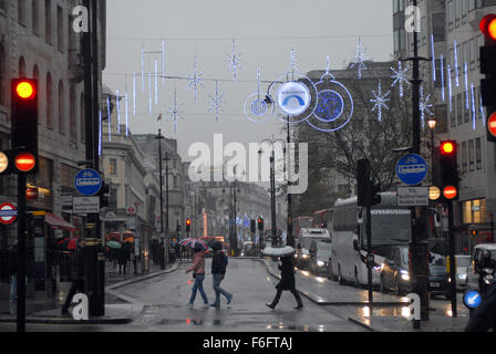 London, UK. 17th November, 2015. The Strand at lunchtime.  The heavy rain which the rest of the country has been experiencing reaches London. Credit:  JOHNNY ARMSTEAD/Alamy Live News Stock Photo