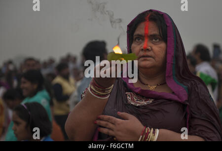 Barakar, Indian state West Bengal. 17th Nov, 2015. An Indian Hindu devotee offers prayers to the sun during the Chhath festival at Barakar, some 230km away from Kolkata, capital of eastern Indian state West Bengal, Nov. 17, 2015. Chhath festival is an ancient Hindu festival during which homage is paid to the sun and water Gods eight days after Diwali, for the longevity and prosperity of family members. Credit:  Tumpa Mondal/Xinhua/Alamy Live News Stock Photo