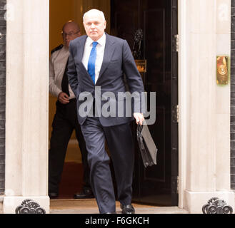 Downing Street, London, UK. 17th Nov 2015. Iain Duncan Smith MP, UK Work and Pensions Secretary leaves Downing Street following a cabinet meeting Credit:  Ian Davidson/Alamy Live News Stock Photo