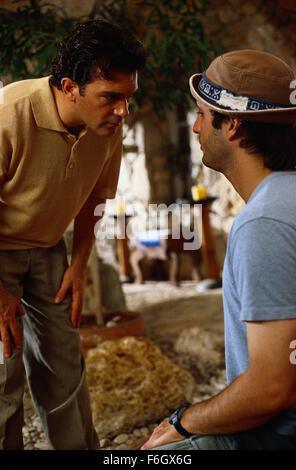 Apr 18, 2001; Austin, TX, USA; Director ROBERT RODRIGUEZ and ANTOINO BANDERAS on the set of 'Spy Kids.' Stock Photo