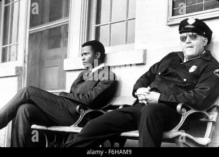 1967, Film Title: IN THE HEAT OF THE NIGHT, Director: NORMAN JEWISON, Pictured: ARROGANT, 1967, AWARDS - ACADEMY, BEST PICTURE, NORMAN JEWISON, SIDNEY POITIER, ROD STEIGER, POLICE, SLOUCHED, LEGS SPREAD, SLOB, FRUSTRATED, LEGS CROSSED, WAITING. (Credit Image: SNAP) Stock Photo