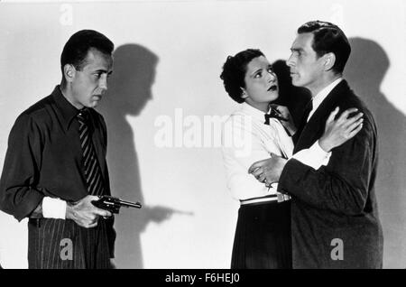 1939, Film Title: KING OF THE UNDERWORLD, Director: LEWIS SEILER, Studio: WARNER, Pictured: CONFLICT, CONFRONTATION, SHADOW, 1939, HUMPHREY BOGART, KAY FRANCIS, HAND GUN, JAMES STEPHENSON, WEAPONS, MENAGE A TROIS, JEALOUS, JEALOUSY, GUN CRAZY, EMBRACE, FEAR. (Credit Image: SNAP) Stock Photo