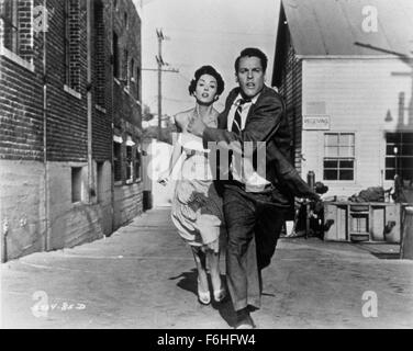 1956, Film Title: INVASION OF THE BODY SNATCHERS, Director: DON SIEGEL, Studio: ALLIED ARTISTS, Pictured: KEVIN McCARTHY, SCREAMING, DANA WYNTER, RUNNING, ESCAPE, STREET, DRAGGING. (Credit Image: SNAP) Stock Photo