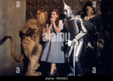 1939, Film Title: WIZARD OF OZ, Director: VICTOR FLEMING, Studio: MGM, Pictured: RAY BOLGER, CHARACTER, COWARDLY LION: WIZARD OF OZ, DOROTHY: WIZARD OF OZ, VICTOR FLEMING, JUDY GARLAND, JACK HALEY, BERT LAHR, SCARECROW: WIZARD OF OZ. (Credit Image: SNAP) Stock Photo