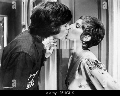 1974, Film Title: FOR PETE'S SAKE, Director: PETER YATES, Studio: COLUMBIA, Pictured: KISSING, ROMANCE, MICHAEL SARRAZIN, BARBRA STREISAND. (Credit Image: SNAP) Stock Photo