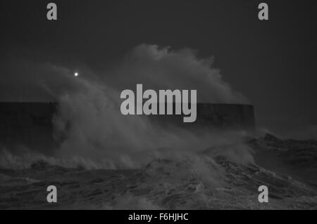 Newhaven, East Sussex, UK. 17th Nov, 2015. Twilight storm Barney batters the West Arm & Lighthouse. Stock Photo