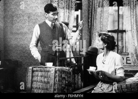 1944, Film Title: THIS HAPPY BREED, Director: DAVID LEAN, Pictured: CELIA JOHNSON, DAVID LEAN, ROBERT NEWTON, FILM STILL, DRINKING, TEA, TALKING, HAND IN POCKET. (Credit Image: SNAP) Stock Photo