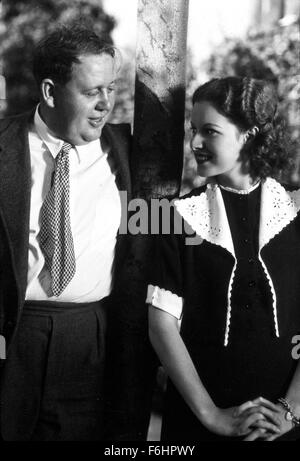 1939, Film Title: HUNCHBACK OF NOTRE DAME, Director: WILLIAM DIETERLE, Pictured: CHARLES LAUGHTON, MAUREEN O'HARA, BOY MEETS GIRL, HANDS CLASPED, BRACELET, HORROR. (Credit Image: SNAP) Stock Photo