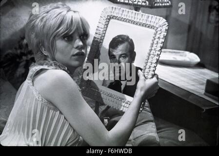 1969, Film Title: CACTUS FLOWER, Director: GENE SAKS, Studio: COLUMBIA, Pictured: GOLDIE HAWN, WALTER MATTHAU, ROMANCE, ADMIRING, PHOTO, OBSESSED, LOVE, SHOCKED, CAUGHT, SURPRISED, FANTASISING. (Credit Image: SNAP) Stock Photo