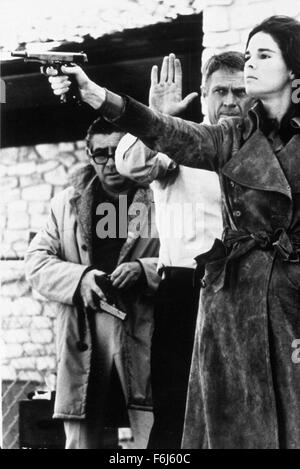 1972, Film Title: GETAWAY, Director: SAM PECKINPAH, Studio: FIRST ARTISTS, Pictured: GUN CRAZY, HAND GUN, ALI MacGRAW, SAM PECKINPAH. (Credit Image: SNAP) Stock Photo