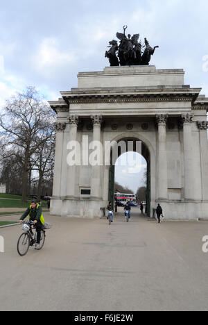 Cyclists pass by Marble Arch in London, England UK - 2015 Stock Photo