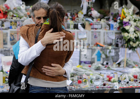 Paris, France. 17th Nov, 2015. Two strangers hug at the memorial for the people killed during the Paris attacks at the Place de la Republique. Parisians and tourists continue to visit the memorials for the people killed in the terrorists attacks in Paris, to lay down flowers and candles and to pay their respect. Over 130 people have been by terrorist from the Islamic State. Credit:  Michael Debets/Pacific Press/Alamy Live News Stock Photo