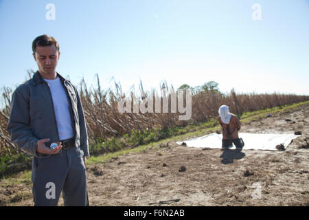 RELEASE DATE: September 28, 2012 MOVIE TITLE: Looper STUDIO: TriStar Pictures DIRECTOR: Rian Johnson PLOT: A killer who works for the mob of the future recognizes one of his targets as his future self PICTURED: JOSEPH GORDON-LEVITT as Joe (Credit Image: c TriStar Pictures/Entertainment Pictures) Stock Photo