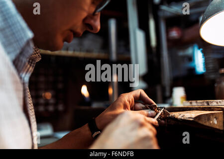 Goldsmith Goldsmith working and creating jewelry Stock Photo - Alamy
