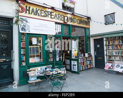 Famous english language Shakespeare and Company bookshop. Paris, France  Stock Photo - Alamy