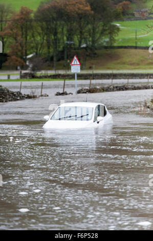 Wensleydale, North Yorkshire, UK. 18th November, 2015. A car caught up in the flooding around Hawes, Wensleydale in North Yorkshire. The second time flooding has hit the are in the past few days. Credit:  Wayne HUTCHINSON/Alamy Live News Stock Photo